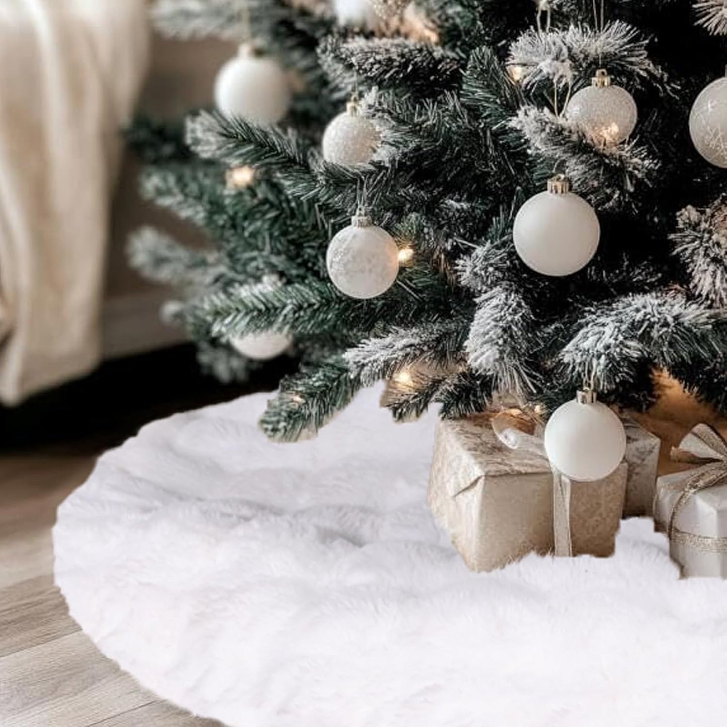 35 Inch Rabbit Fur Christmas Tree Skirt White Plush Skirt for Merry Christmas Party Christmas Tree Decoration