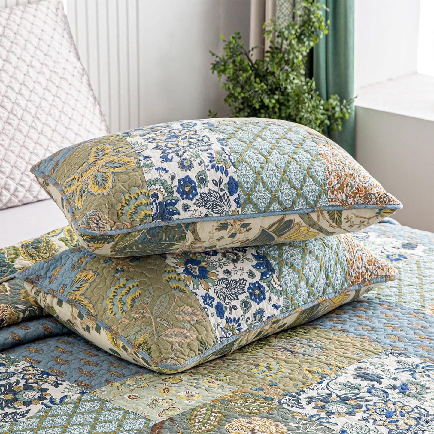 YAYIDAY Oversized Queen Quilt Patchwork Bedspreads (110x118 Inch) - 100% Cotton Reversible Breathable Green Leaves Quilted Coverlet with Pillow Shams for All Seasons