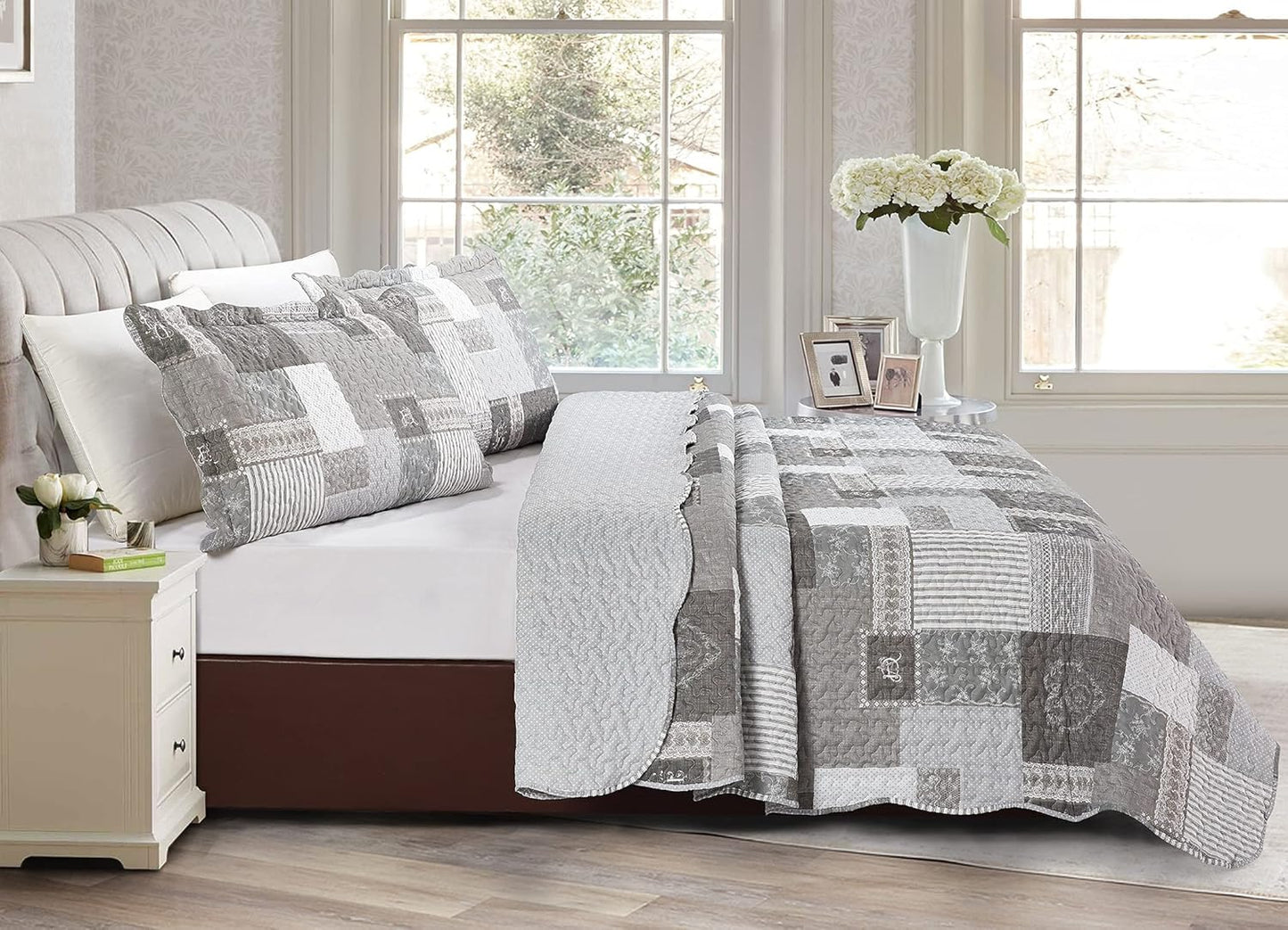 Brilliant Sunshine Grey Heart Love, Floral and Lace Patchwork, 3-Piece Quilt Set with 2 Shams, Reversible Bedspread, Soft Lightweight Coverlet, All-Season, King, Grey
