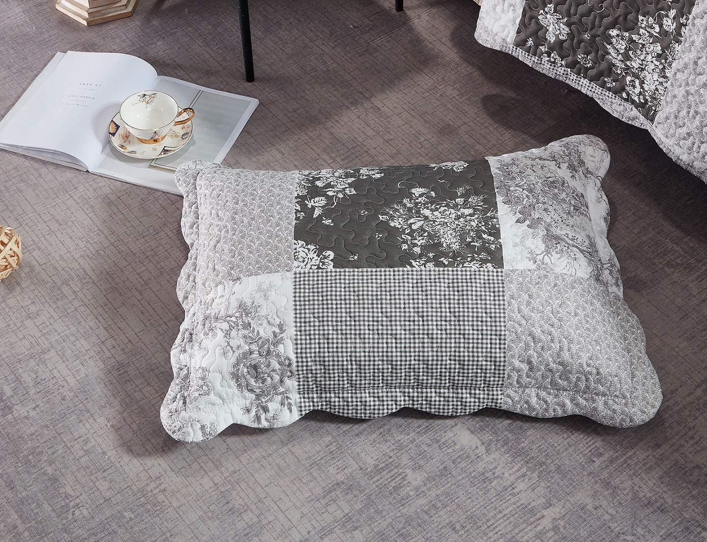 Brilliant Sunshine Grey Toile Floral Patchwork, 3-Piece Quilt Set with 2 Shams, Reversible Bedspread, Soft Lightweight Coverlet, All-Season, Full/Queen, Grey