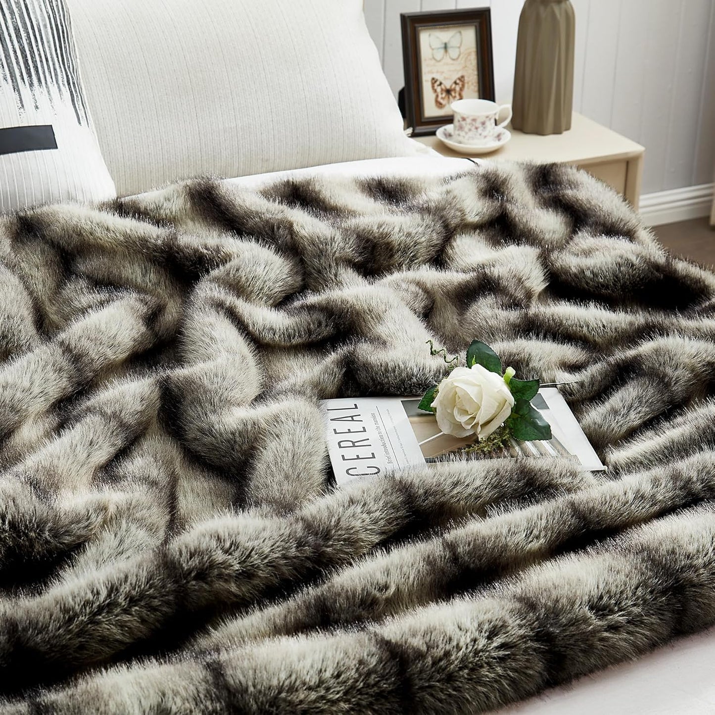 DREAMNINE Premium Luxury Fuzzy Animal Skin Faux Fur Throw Blanket 50" x 60", High-end Reversible Cozy Thick Wolf Fluffy Fox Blankets for Couch, Soft Warm Gray Bear Furry Blanket for Winter, Black Grey